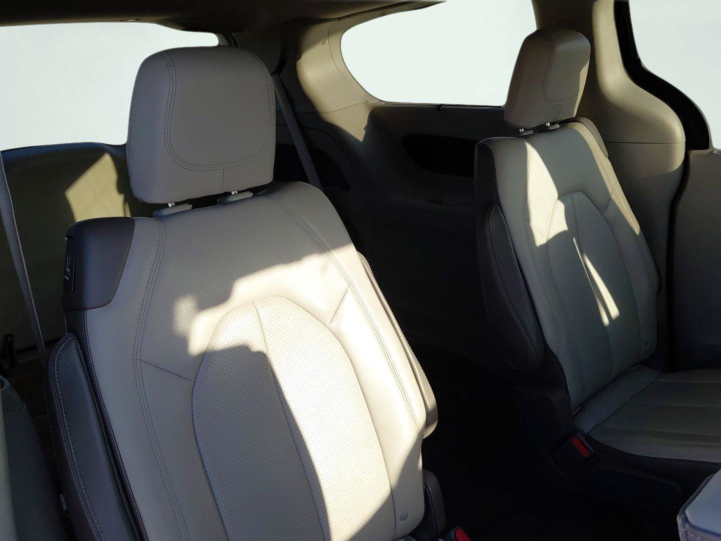 Used 2017 Chrysler Pacifica Touring-L Plus w/ Advanced Safetytec Group FWD image 15