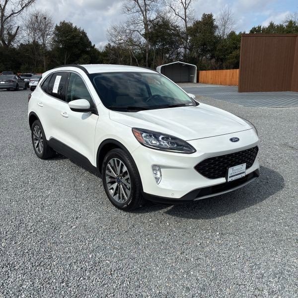 Used 2022 Ford Escape Titanium video 2