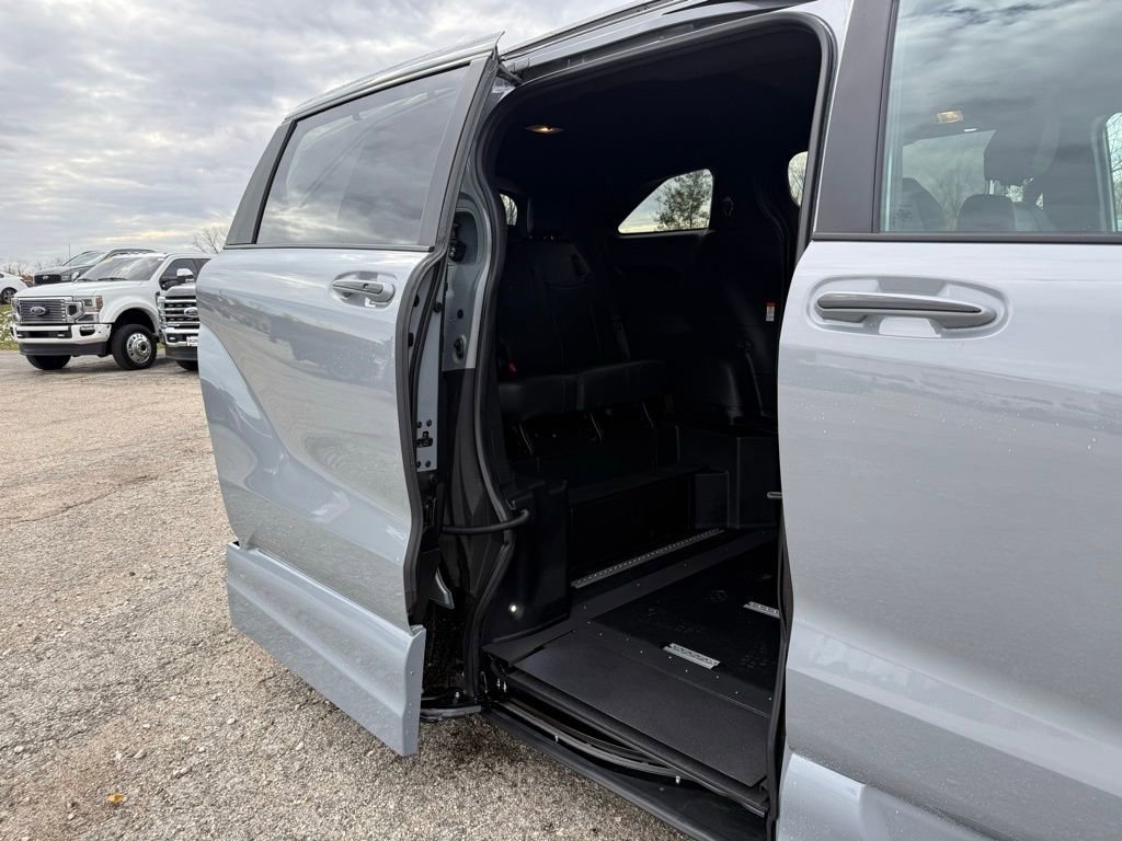 Used 2025 Toyota Sienna XSE image 24