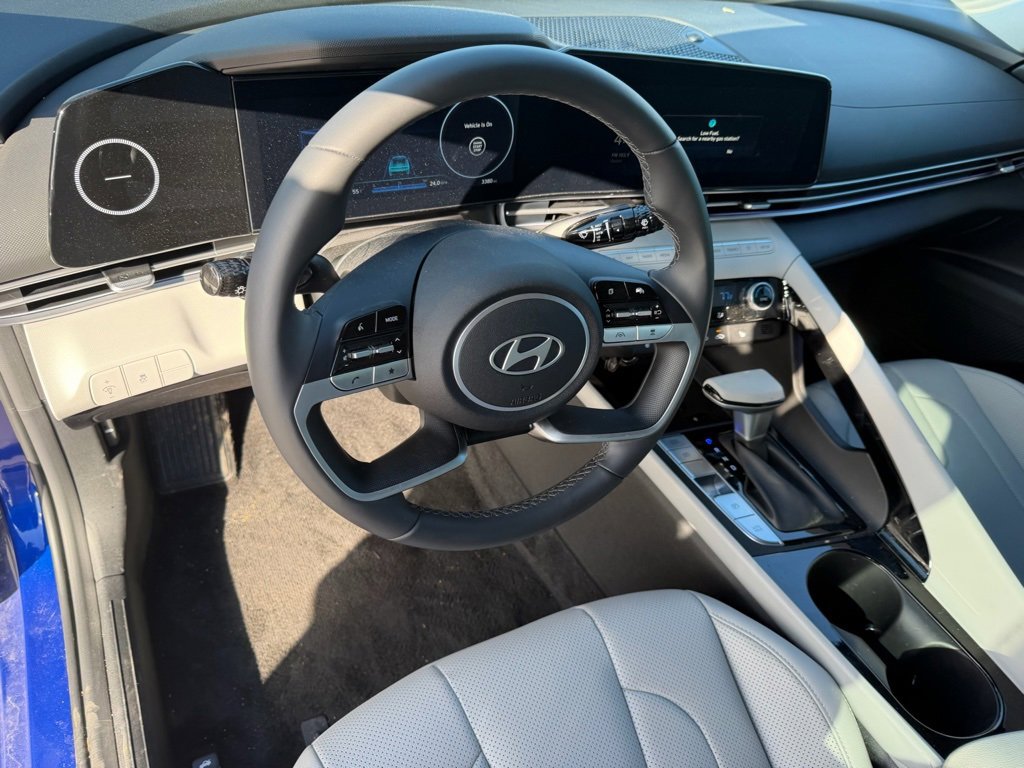 Used 2025 Hyundai Elantra Limited image 8