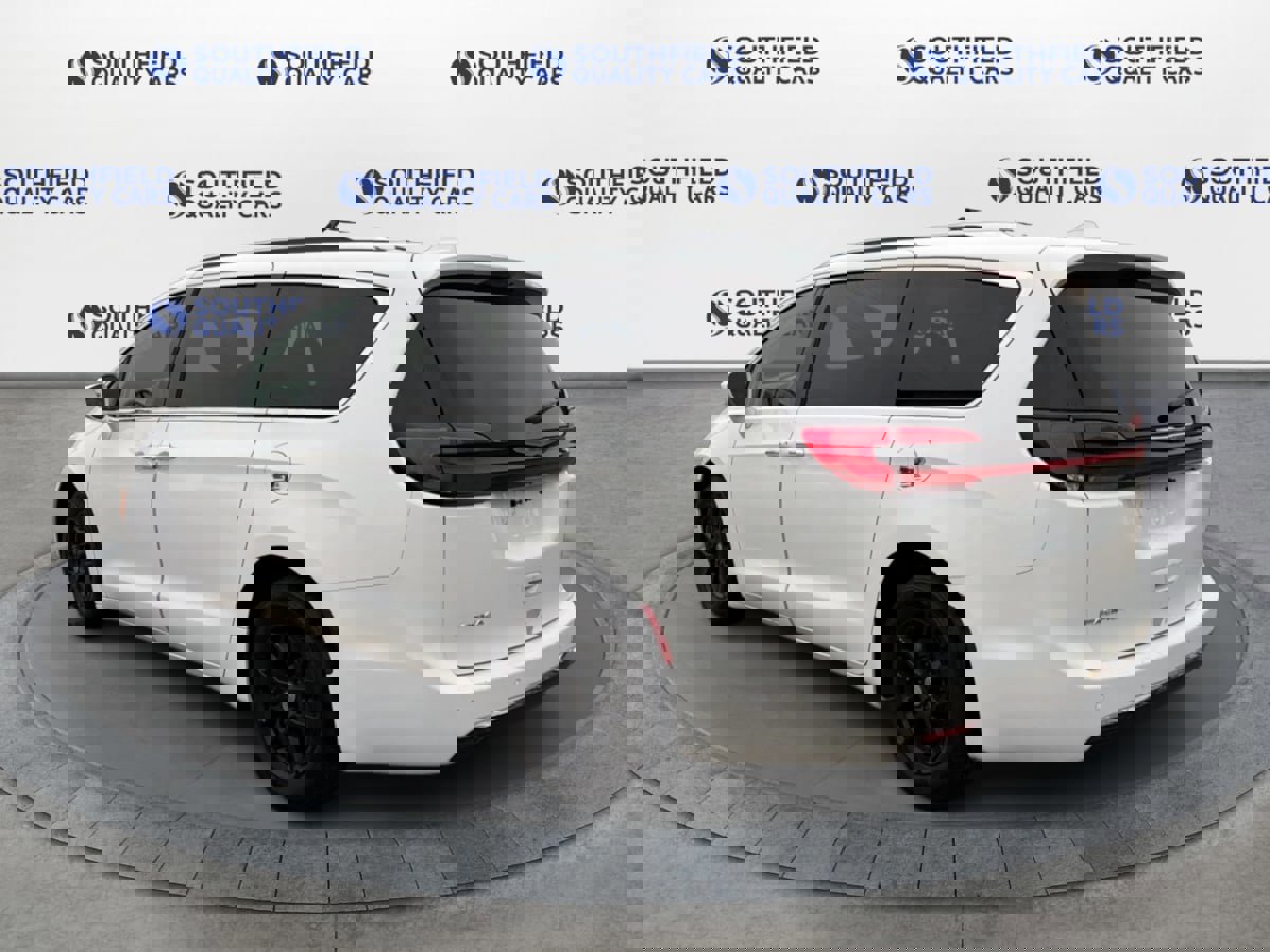 Used 2021 Chrysler Pacifica Touring-L image 4