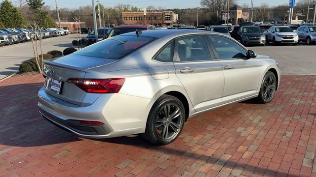 Used 2022 Volkswagen Jetta SE image 3