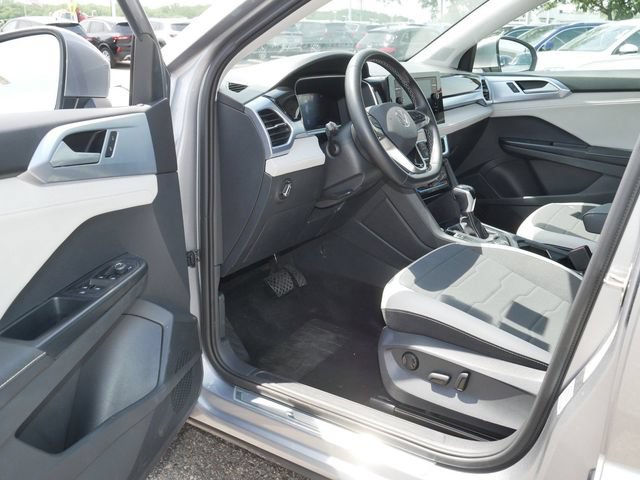 Certified 2025 Volkswagen Taos SE AWD/4WD image 12
