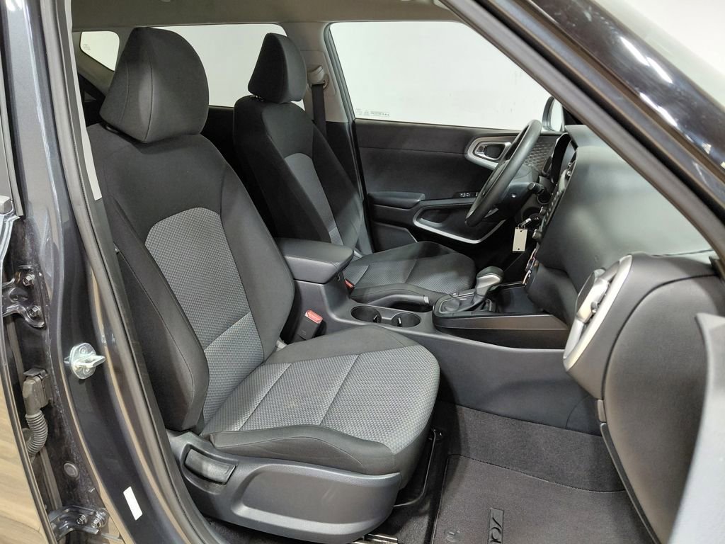 Used 2023 Kia Soul LX w/ LX Technology Package FWD image 17