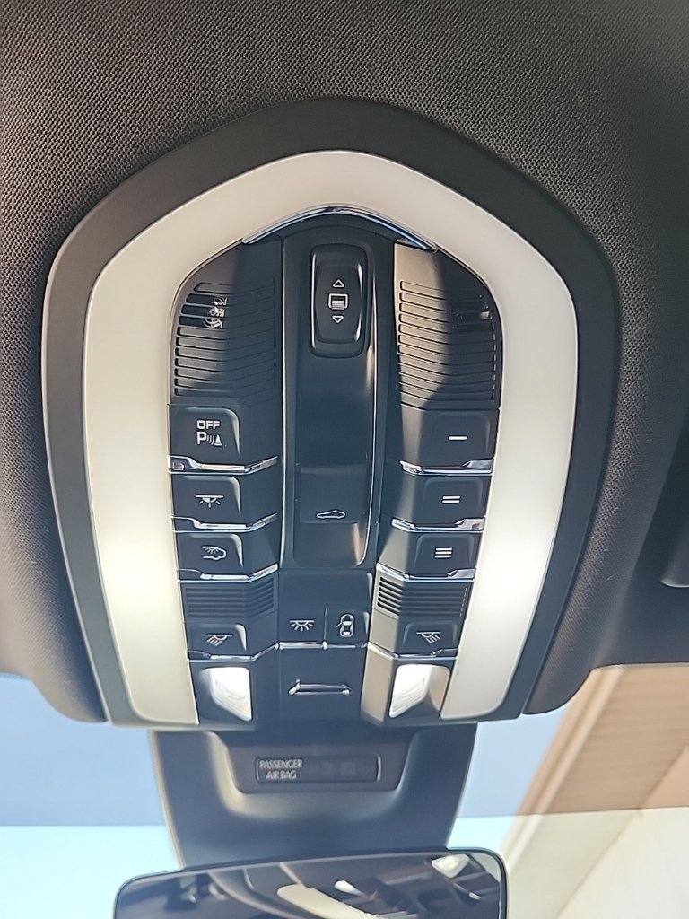 Used 2023 Porsche Macan AWD/4WD image 16