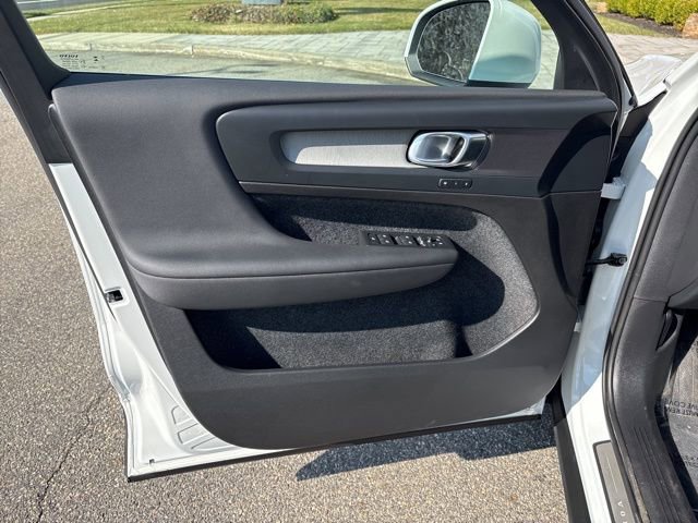 Used 2025 Volvo XC40 B5 Plus image 18