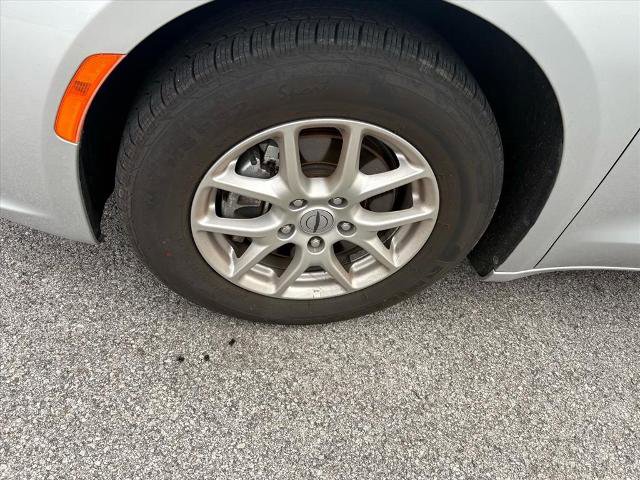 Used 2024 Chrysler Pacifica Touring-L image 5