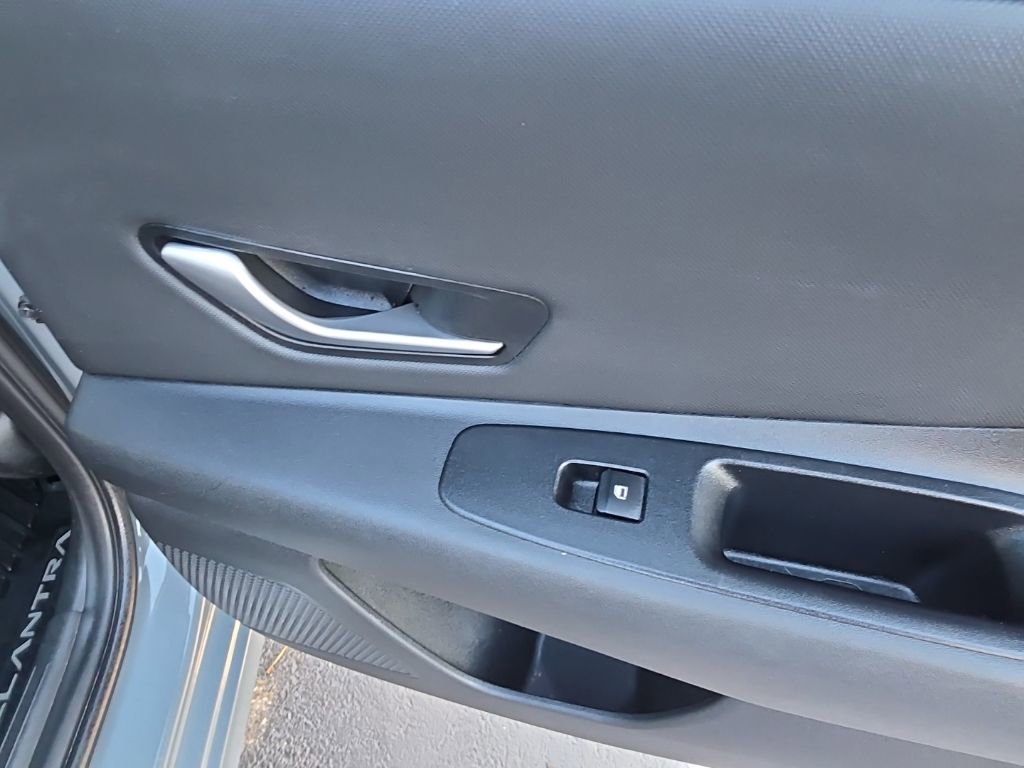 Used 2023 Hyundai Elantra Limited image 39