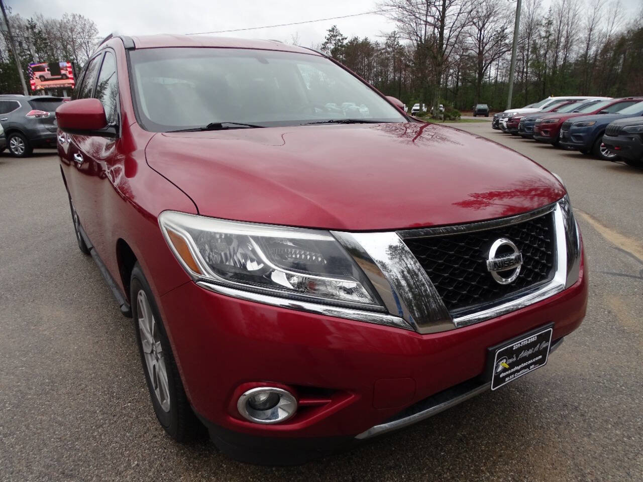 Used 2015 Nissan Pathfinder SV image 2