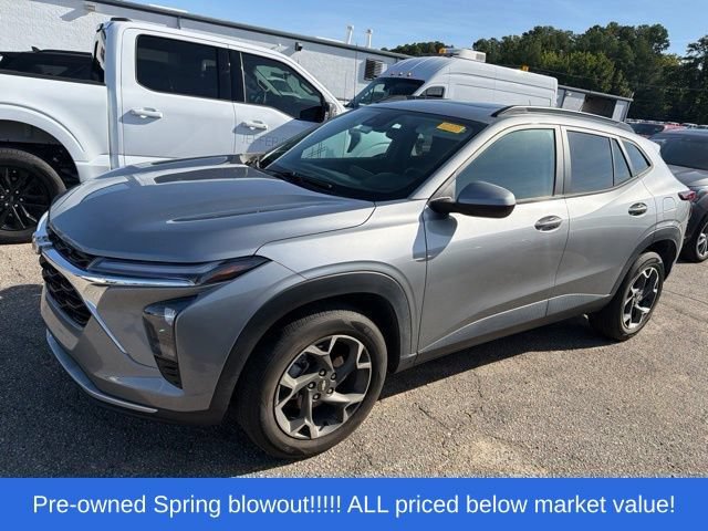 Used 2024 Chevrolet Trax LT w/ Sunroof Package FWD image 3