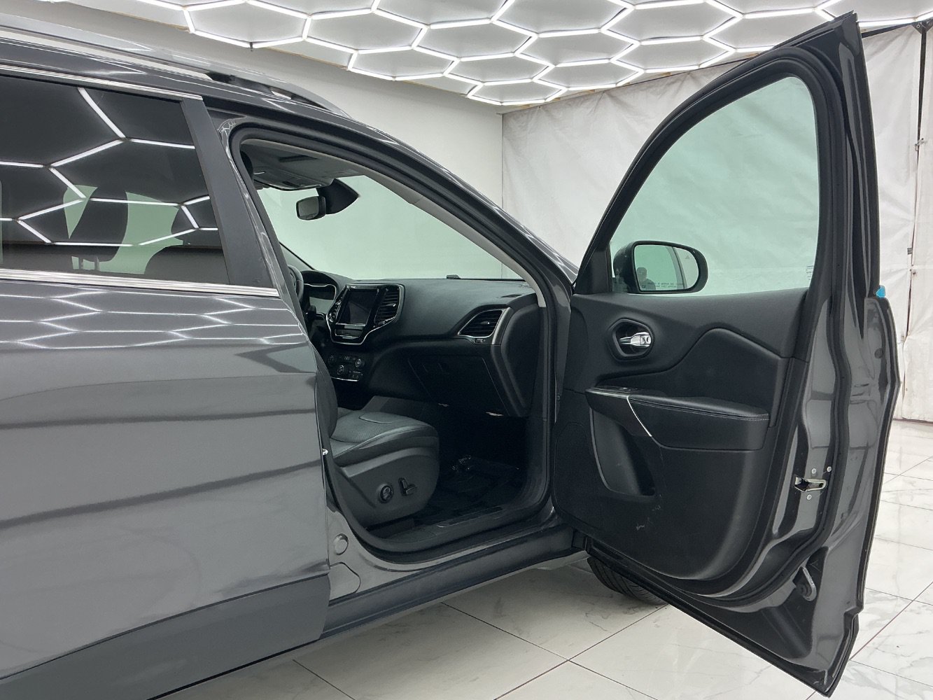 Used 2019 Jeep Cherokee Limited AWD/4WD image 17