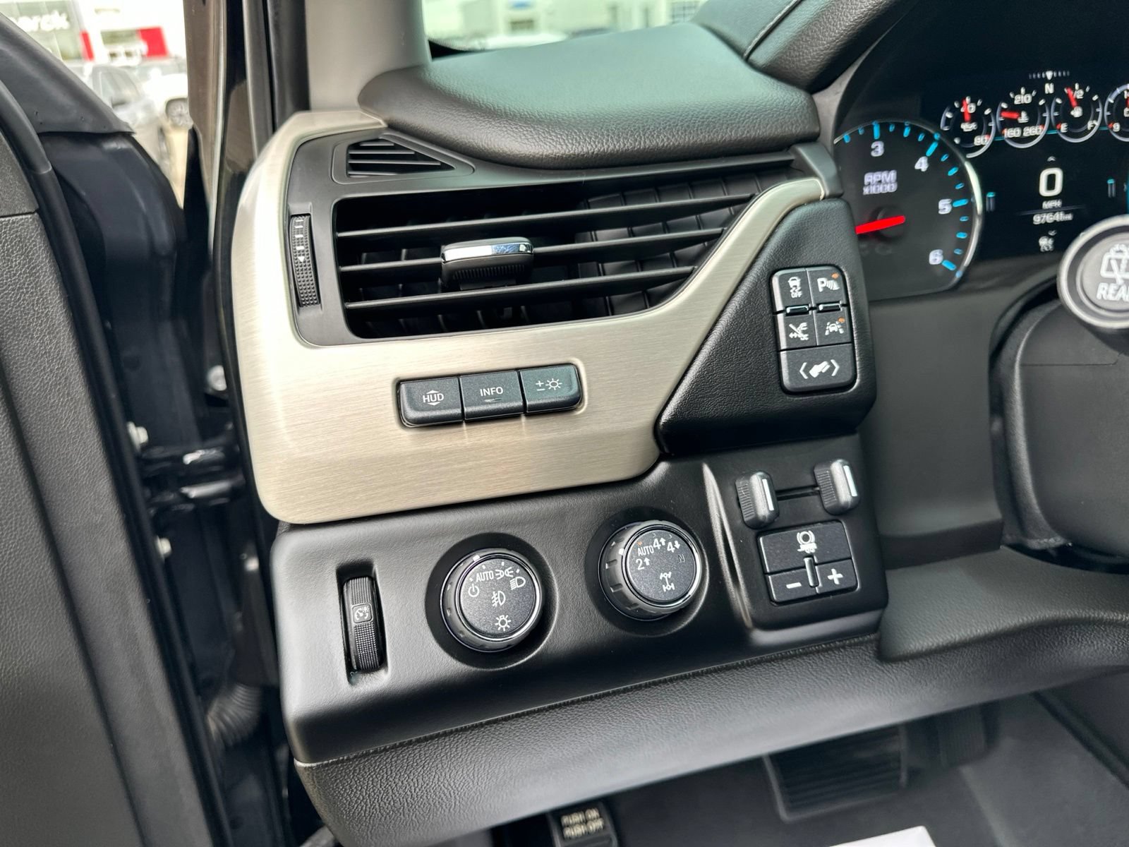 Used 2019 GMC Yukon Denali w/ Denali Ultimate Black Edition AWD/4WD image 17
