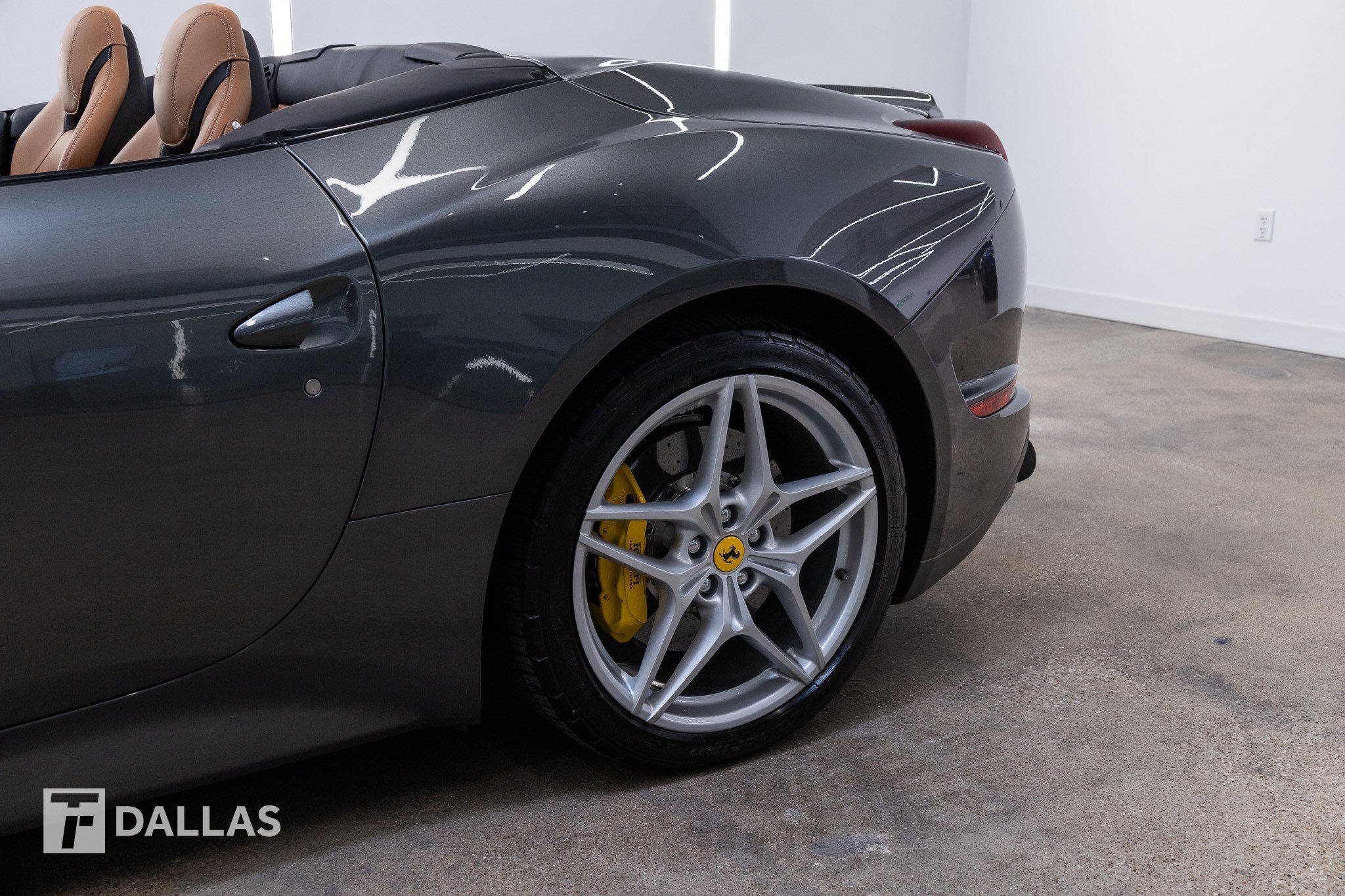 Used 2017 Ferrari California T RWD image 4