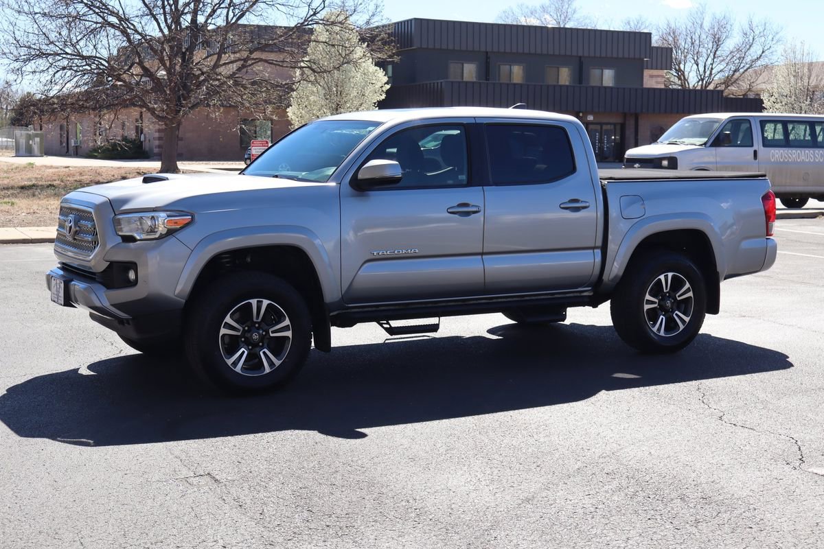 Used 2017 Toyota Tacoma TRD Sport image 10