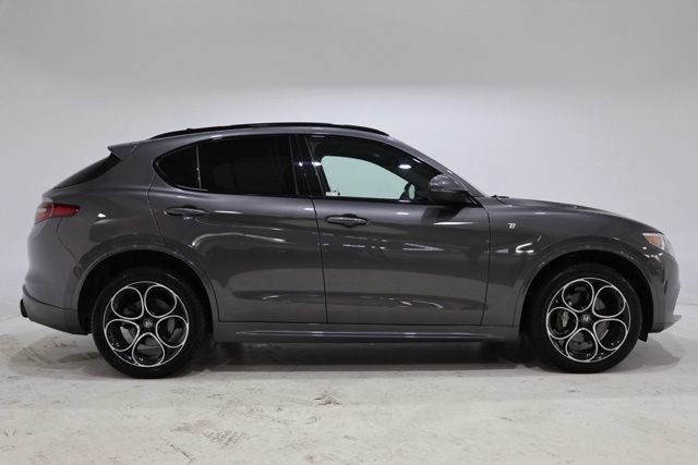 Used 2023 Alfa Romeo Stelvio Ti AWD/4WD image 8
