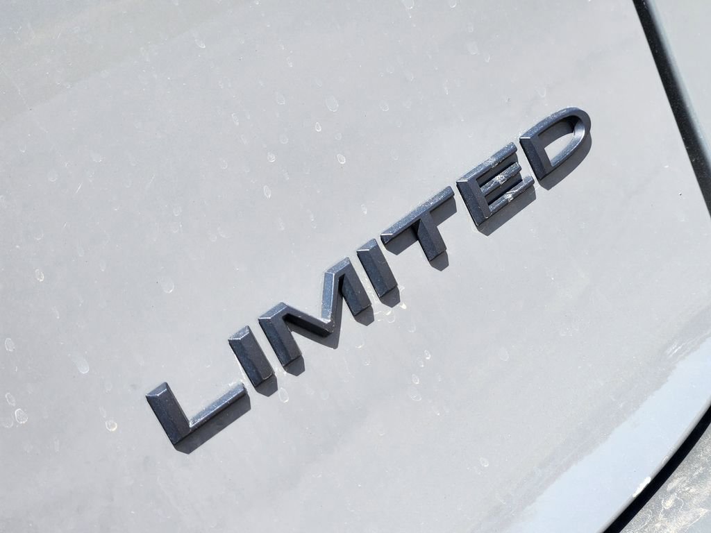 Used 2025 Chrysler Pacifica Limited image 13