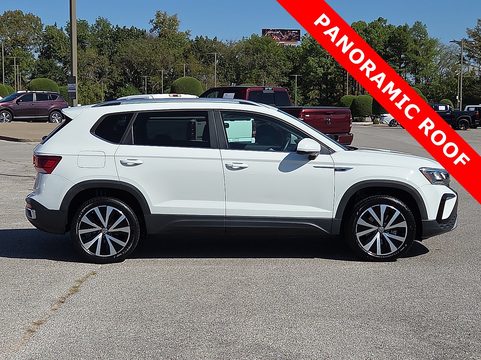 Used 2023 Volkswagen Taos SE w/ Panoramic Sunroof Package FWD image 6
