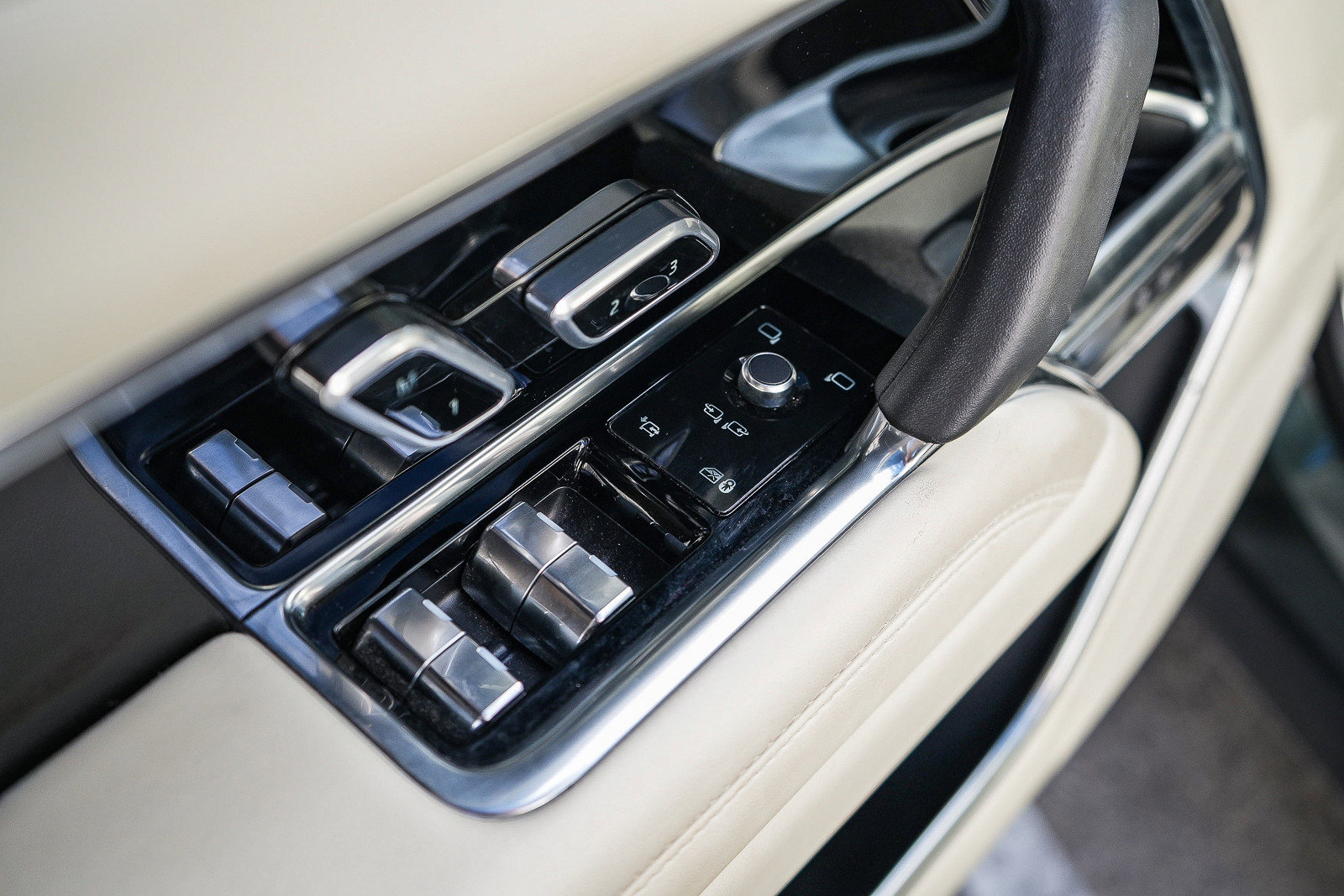 Certified 2025 Land Rover Range Rover SE image 22