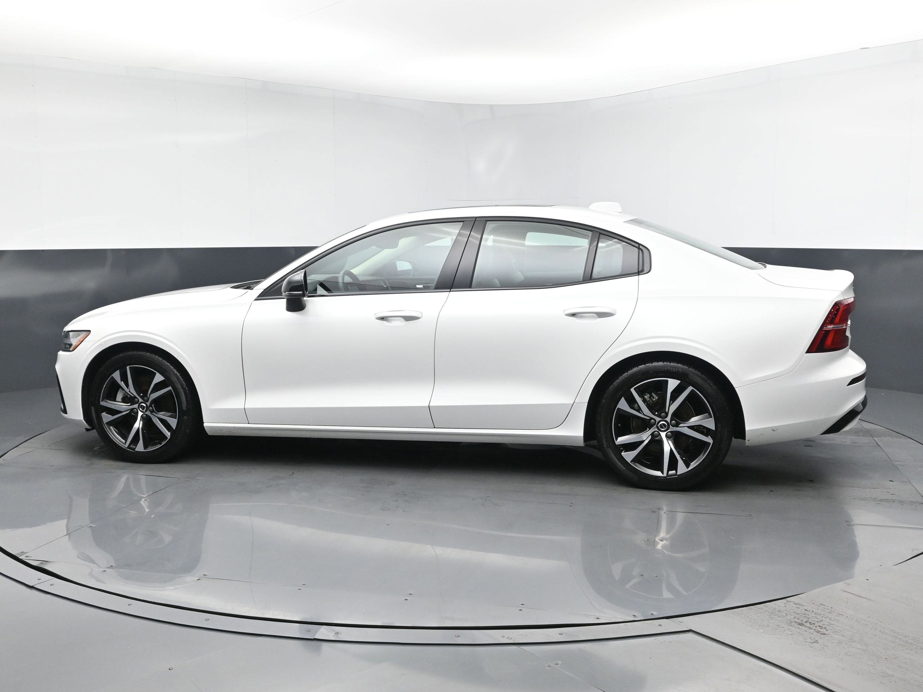 Used 2024 Volvo S60 B5 Core image 4