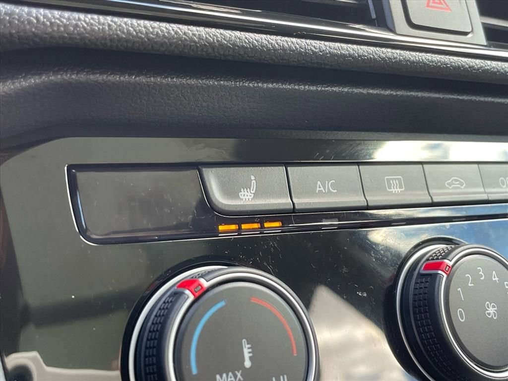 Used 2023 Volkswagen Taos SE w/ Panoramic Sunroof Package image 11