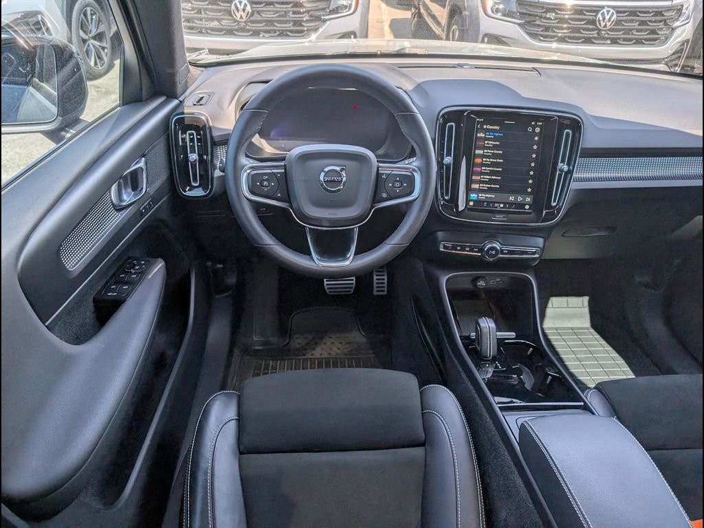 Used 2022 Volvo XC40 P8 Recharge Plus image 9