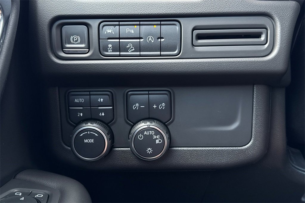 Used 2023 Chevrolet Suburban Z71 image 34