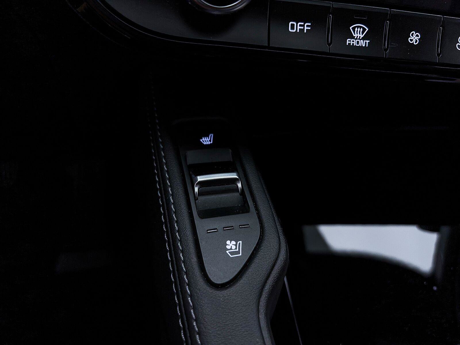 Used 2024 Kia Telluride EX w/ EX Captain's Chair Package FWD image 17