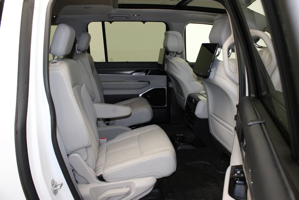 Used 2024 Jeep Wagoneer L Series III w/ Premium Group I AWD/4WD image 11