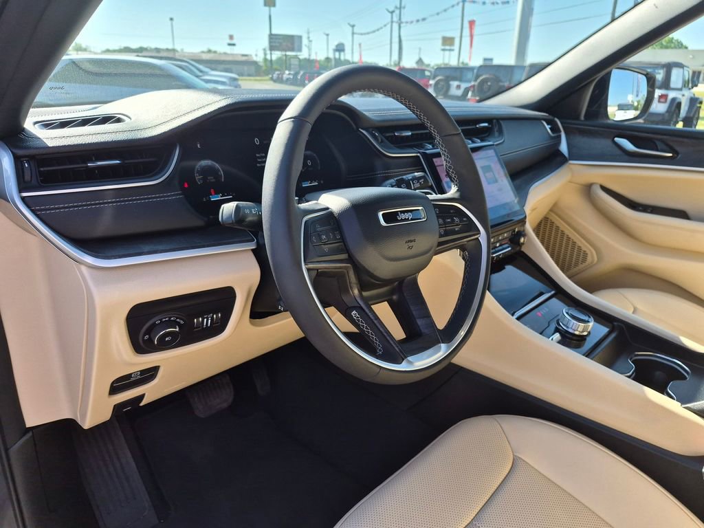 Used 2025 Jeep Grand Cherokee L Limited w/ Luxury Tech Group II image 16