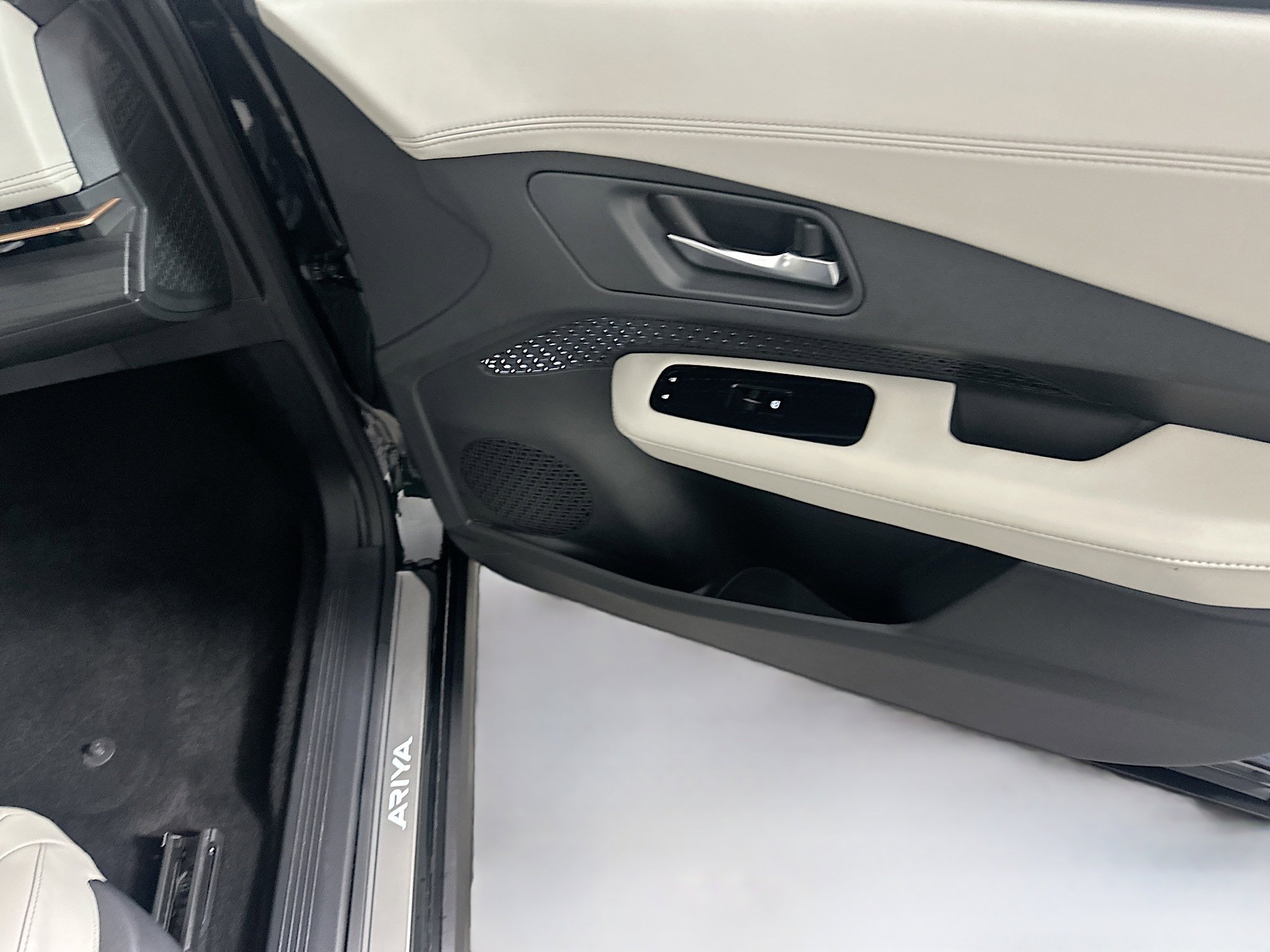 Used 2024 Nissan Ariya FWD image 33