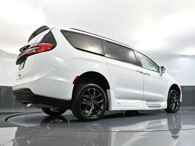 Used 2022 Chrysler Pacifica Touring-L w/ Uconnect Theater Family Group image 58