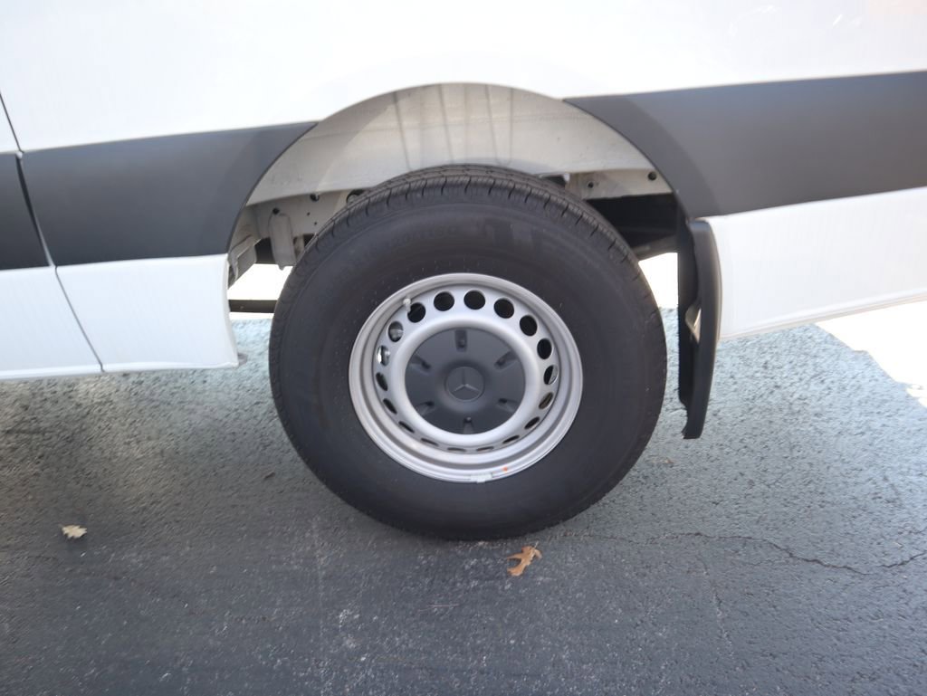 Used 2024 Mercedes-Benz Sprinter 2500 image 9