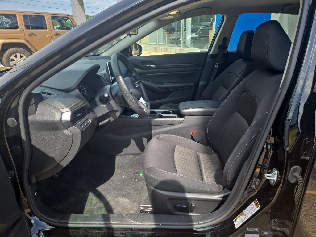 Used 2024 Nissan Altima 2.5 SV FWD image 4