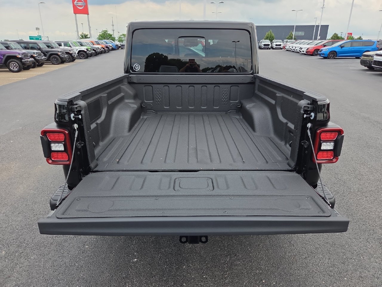 New 2026 Jeep Gladiator Mojave w/ Steel Bumper Group AWD/4WD image 7