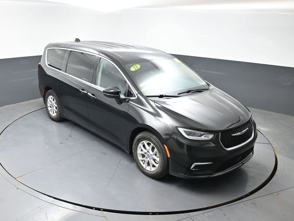 Used 2023 Chrysler Pacifica Touring-L FWD image 45