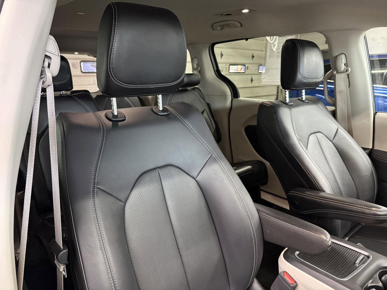 Used 2024 Chrysler Pacifica Touring-L image 30