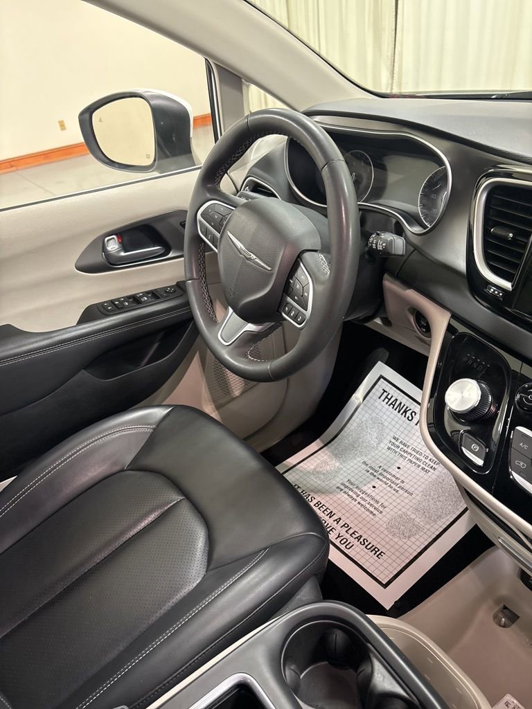 Used 2023 Chrysler Pacifica Touring-L FWD image 27
