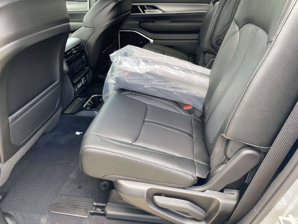 New 2026 Jeep Grand Wagoneer Limited AWD/4WD image 9