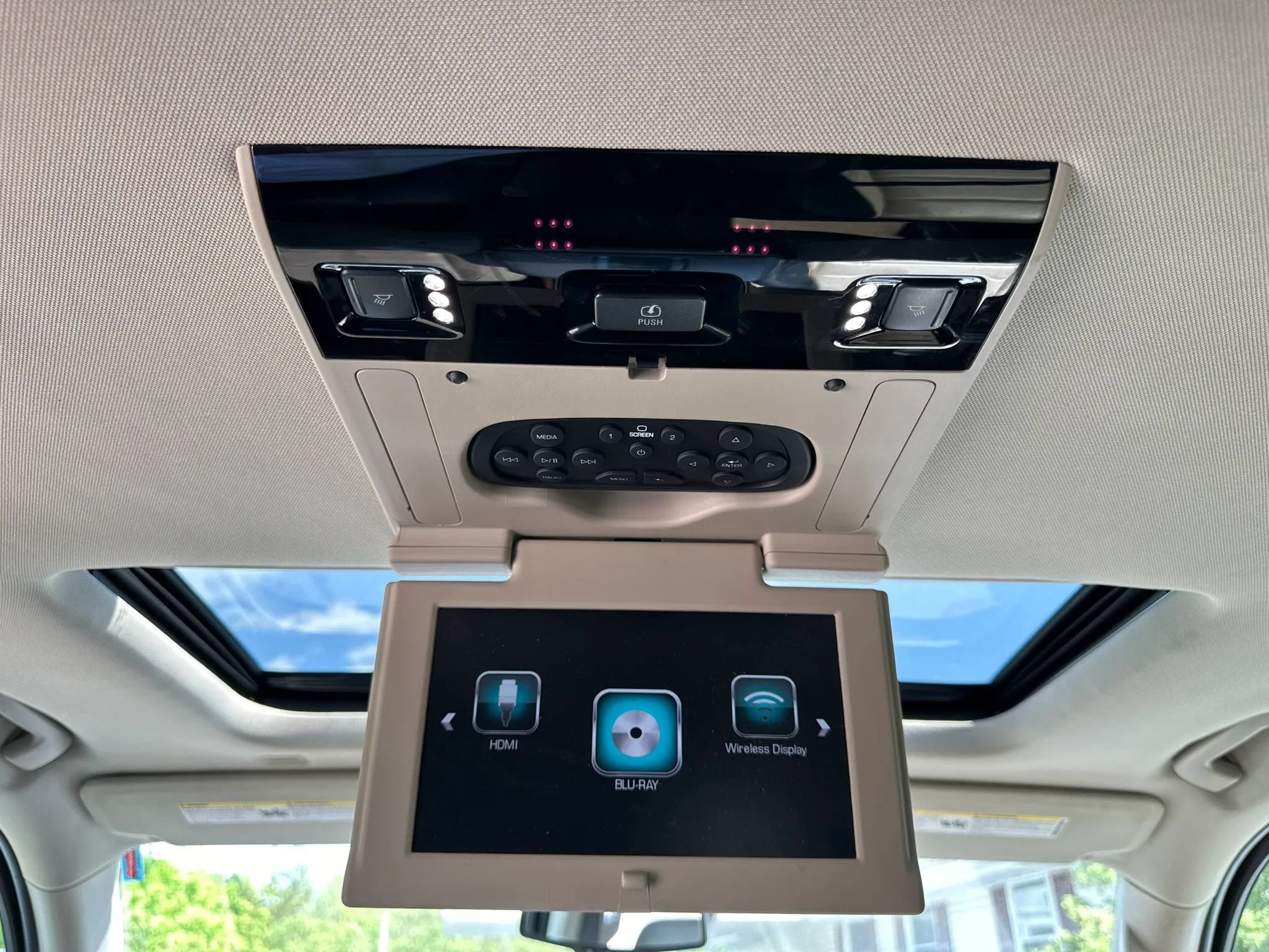 Used 2020 Chevrolet Suburban Premier AWD/4WD image 35