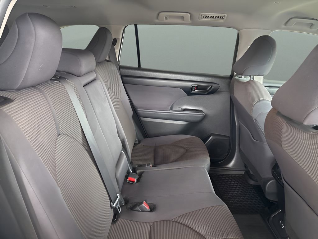 Used 2024 Toyota Highlander LE image 30