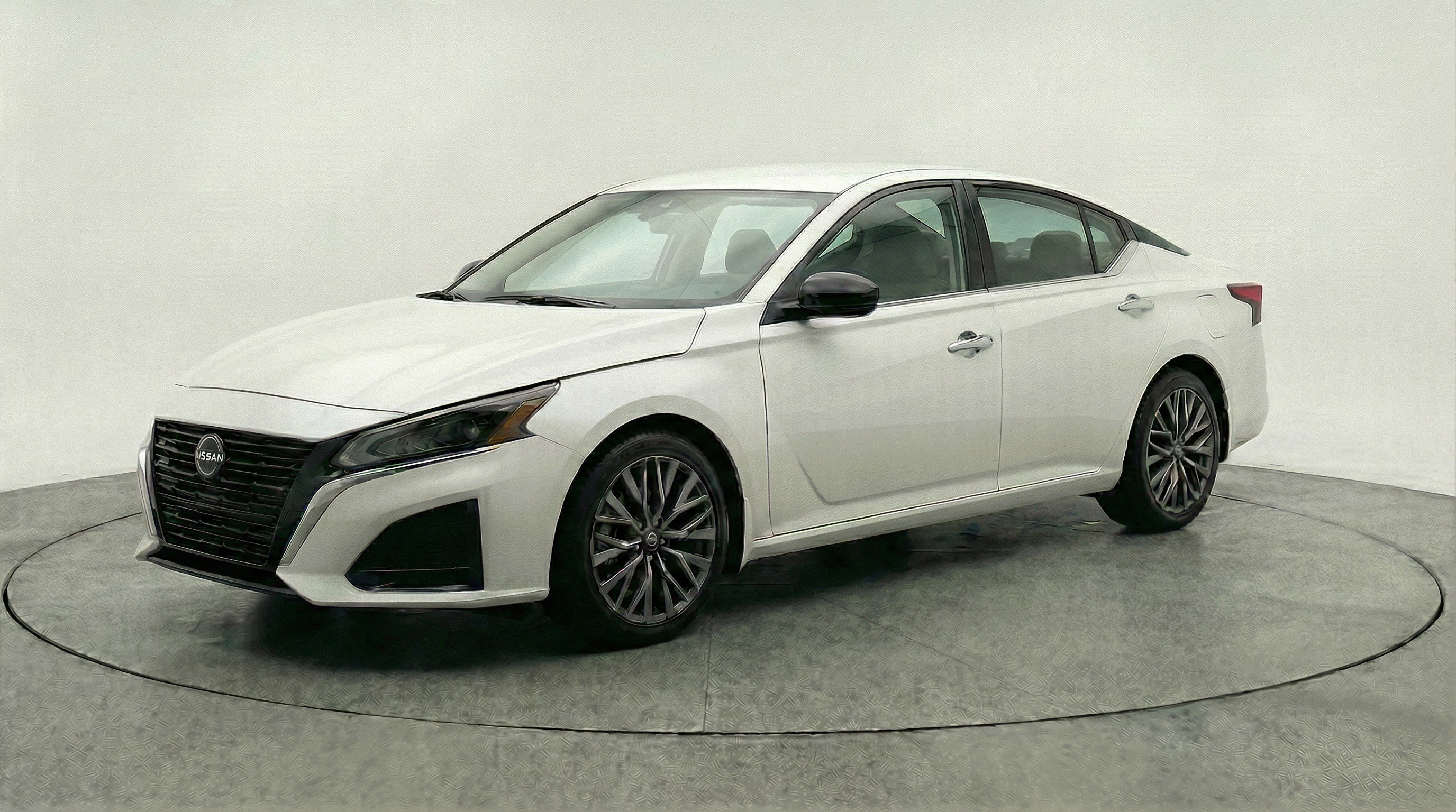 Used 2025 Nissan Altima 2.5 SV FWD image 3