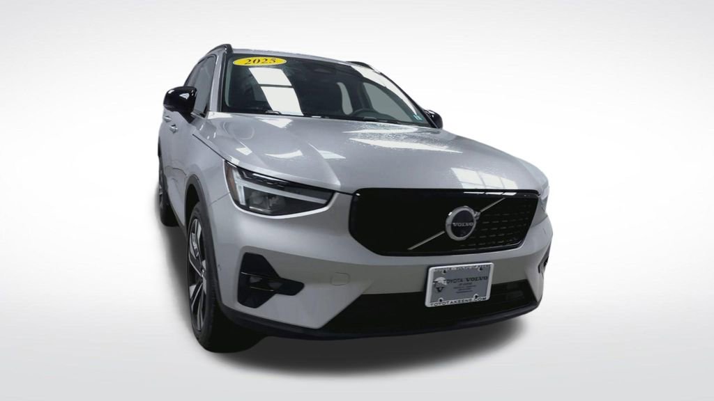 Used 2025 Volvo XC40 B5 Plus image 2