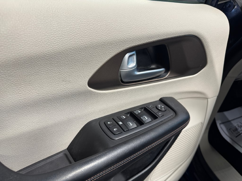 Used 2018 Chrysler Pacifica LX FWD image 14