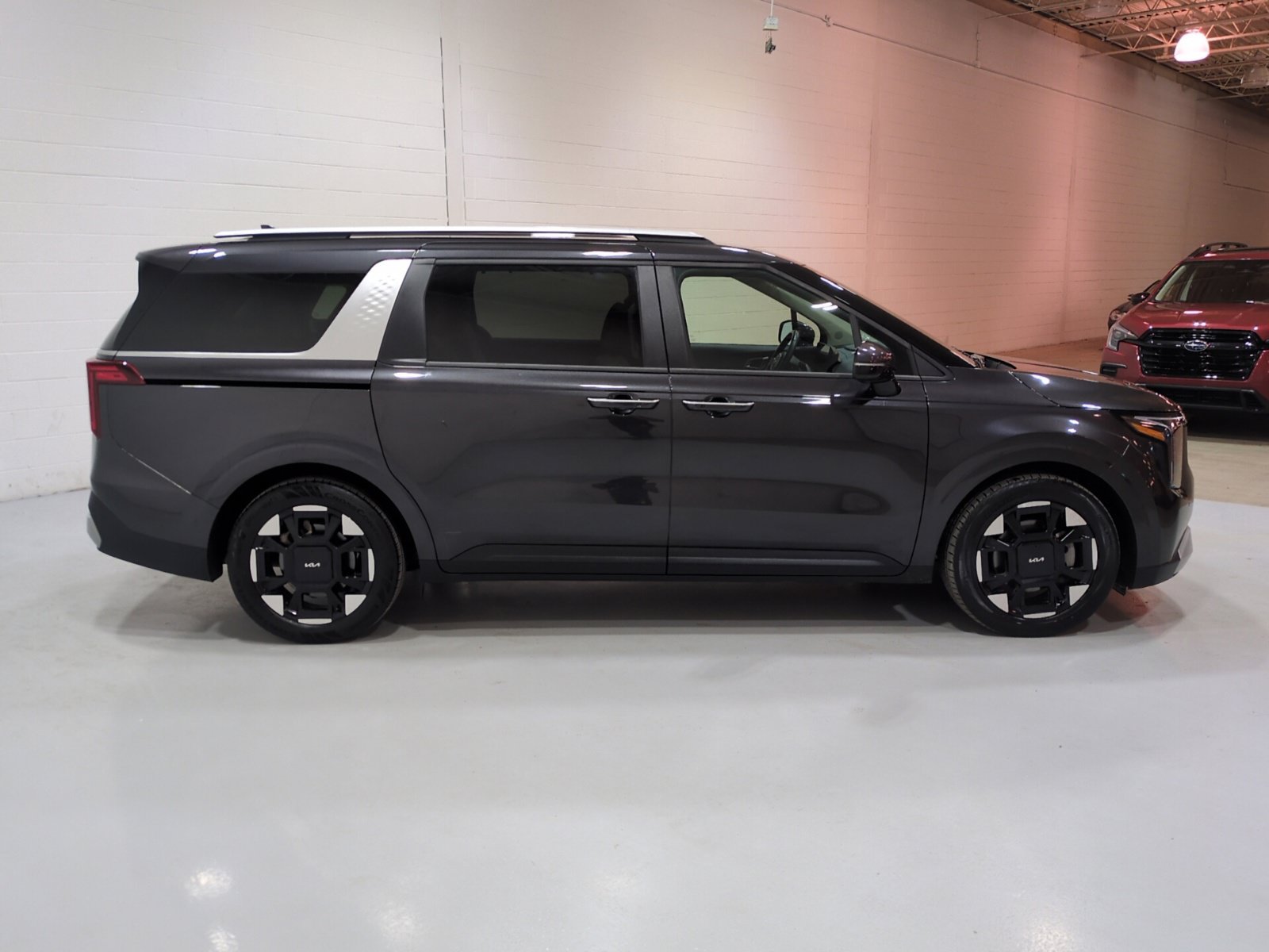 Certified 2025 Kia Carnival EX FWD image 3