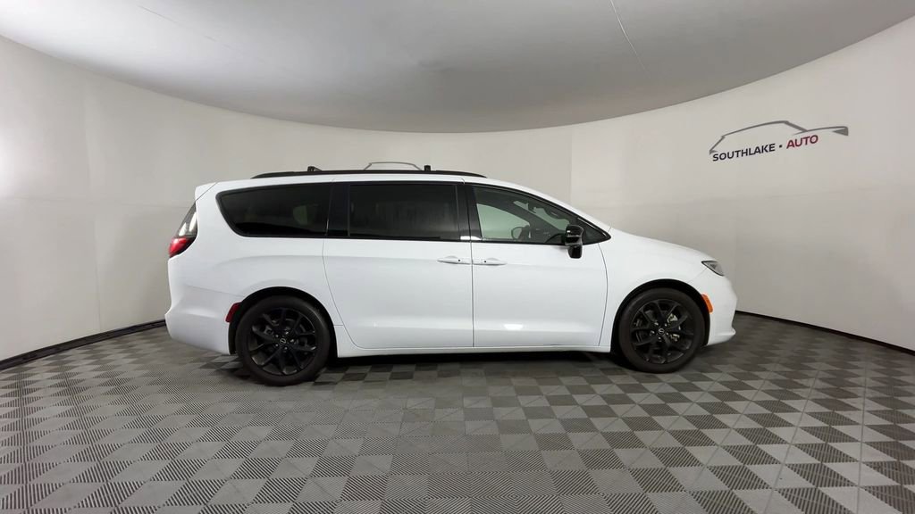 Used 2025 Chrysler Pacifica Limited FWD image 9