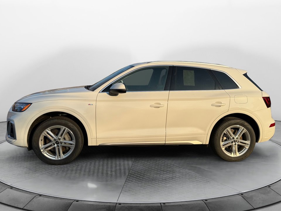 Used 2024 Audi Q5 e Premium w/ Convenience Package image 4