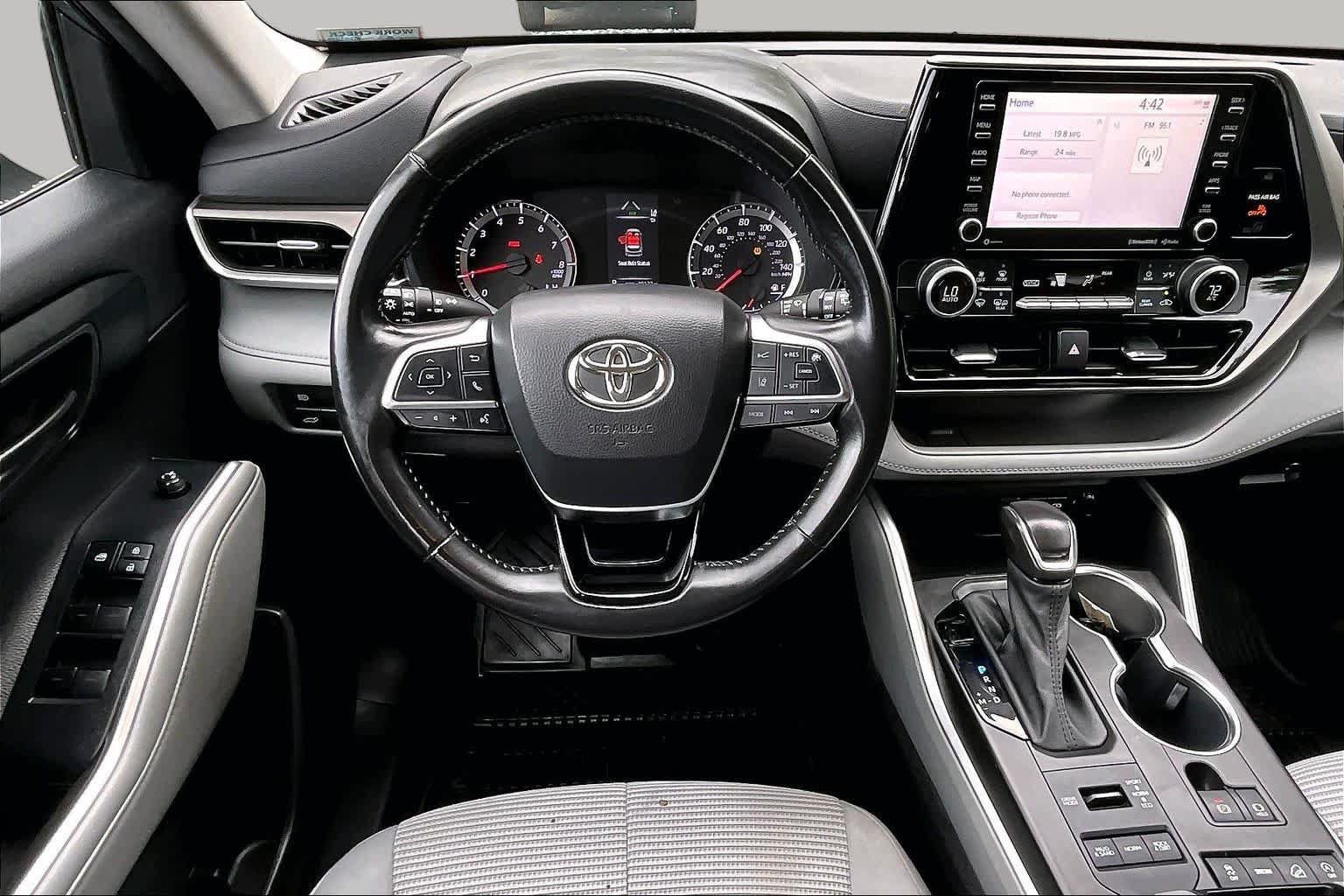 Used 2021 Toyota Highlander LE AWD/4WD image 6