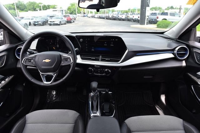 Used 2025 Chevrolet Trax LT w/ LT Convenience Package FWD image 7
