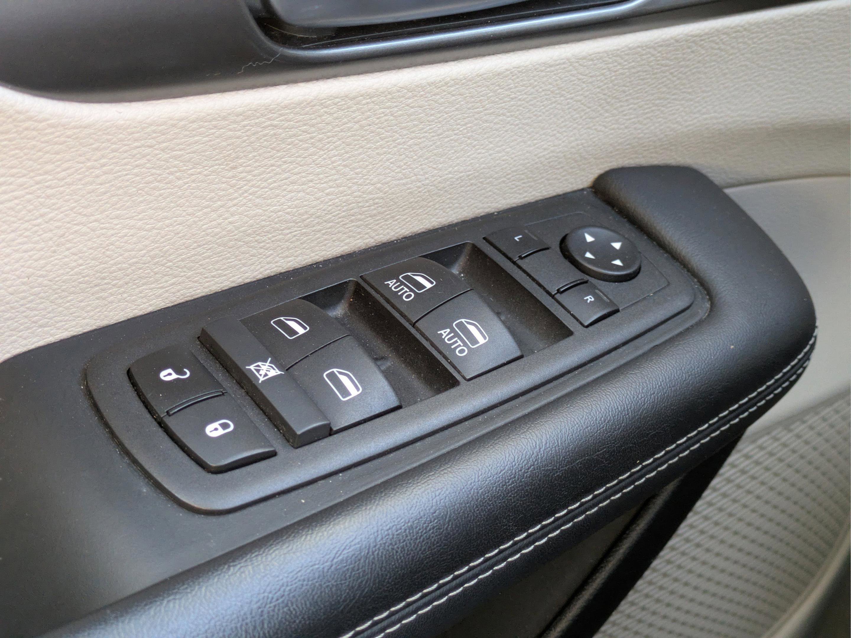 Used 2024 Chrysler Pacifica Touring-L FWD image 22