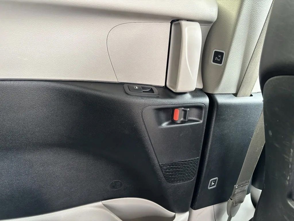 Used 2024 Chrysler Pacifica Touring-L image 25